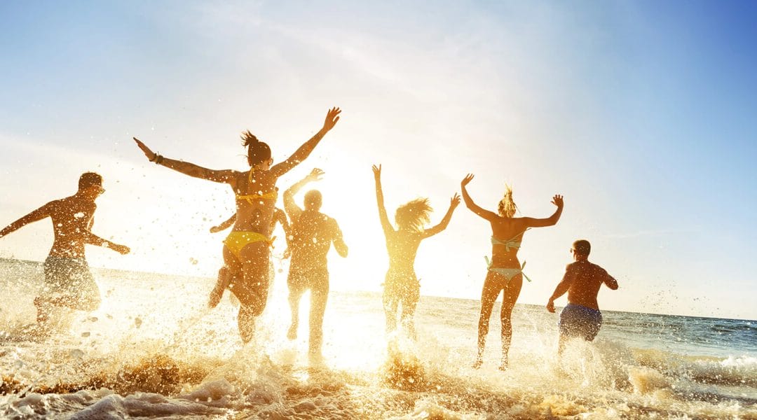 Con el buen tiempo, actividades de agua para tu despedida en Gijón