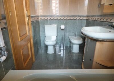 Piso 08 en León para despedidas: baño 1