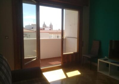 Piso 16 en León para despedidas: salón y terraza