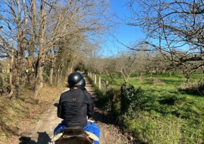 Jinete recorriendo un camino rural asturiano en el paseo a caballo de Villaviciosa, cerca de Gijón