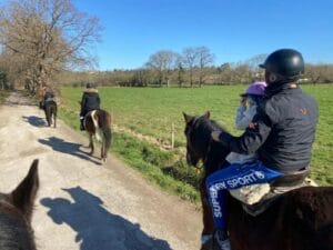 Rutas a caballo en Gijón Ruta a caballo guiada junto a prados verdes, a 24 km de Gijón en el concejo de Villaviciosa